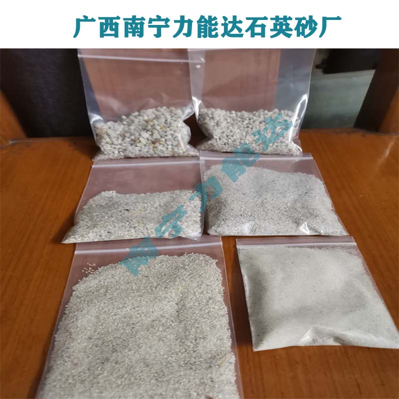 石英砂滤料喷砂除锈石英砂‌是一种常用的表面处理材料，广泛应用于各种金属表面的除锈和清洁。以下是关于喷砂除锈石英砂在不同情况下的使用场景及其优势的详细介绍。  不同情况下的使用场景 ‌初步除锈‌：在处理较为严重的锈蚀层时，可以使用粒径较大的10-20目石英砂，这种粒径的石英砂覆盖率高，适合初步除锈‌  ‌精细表面处理‌：对于需要精细处理的表面，20-40目石英砂更为适用，这种粒径的石英砂适合精细的表面处理，以保证涂层的附着效果‌  ‌复杂形状工件‌：石英砂适用于形状复杂的工件，因为其硬度大、耐磨性强，能够有效去除工件表面的锈蚀和氧化物‌  ‌增强附着力‌：在喷涂、电镀等工艺前，使用喷砂除锈石英砂可以增强涂层与基材的结合力，提高附着效果‌  石英砂的优势和适用范围 ‌硬度大、耐磨性强‌：石英砂的硬度大，耐磨性强，能够有效地去除金属表面的锈蚀和氧化物‌  ‌化学稳定性‌：石英砂具有很好的化学稳定性，能够抵抗酸碱腐蚀，适用于各种工业环境‌  ‌增强表面光泽度和硬度‌：使用石英砂进行喷砂处理后，可以增加机械物体的表面光泽度和硬度，抑制再次生锈‌  ‌多领域应用‌：石英砂广泛应用于建筑、钢铁、交通等领域的表面处理，增强附着力；同时也用于喷涂前的表面处理，以保证涂层的附着效果‌  使用方法和注意事项 ‌选择合适的粒径‌：根据需要去除的锈层类型与厚度，选择合适的石英砂粒径。10-20目适合初步除锈，20-40目适合精细处理‌  ‌调整喷砂压力‌：根据石英砂的颗粒度与喷嘴距离调整喷砂压力，以确保喷射效果‌  ‌控制工作环境‌：避免在潮湿或极低温环境下进行喷砂处理，以防止石英砂结块或效果不佳‌